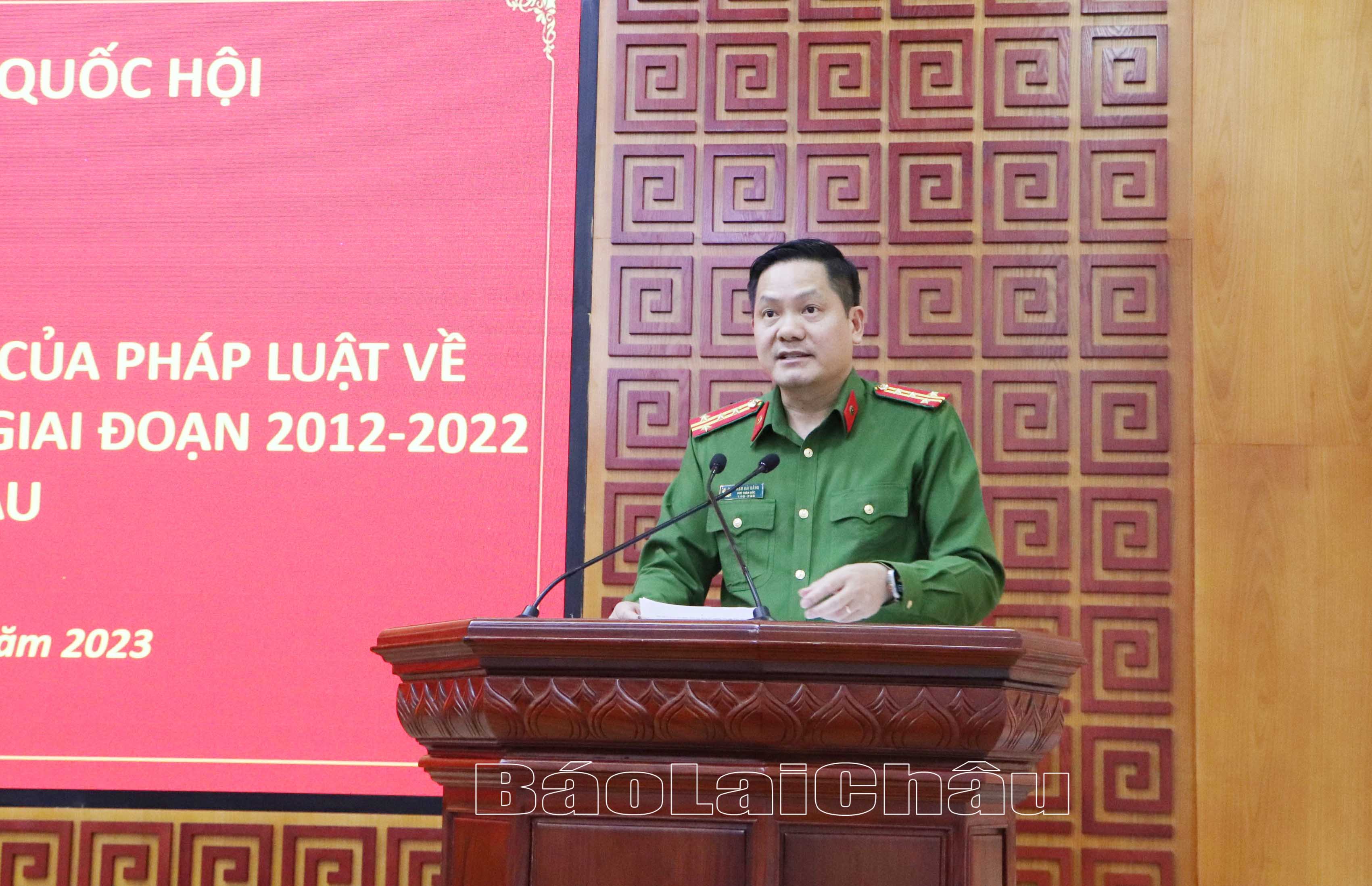 Đại diện lãnh đạo Công an tỉnh báo cáo việc chấp hành các quy định pháp luật về phòng, chống mua bán người giai đoạn 2012-2022 tại tỉnh.